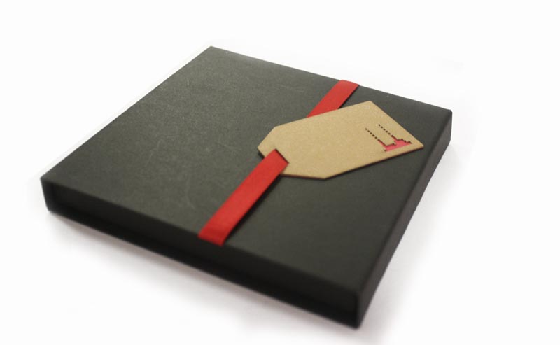 Poolbeg ornament gift box image 2